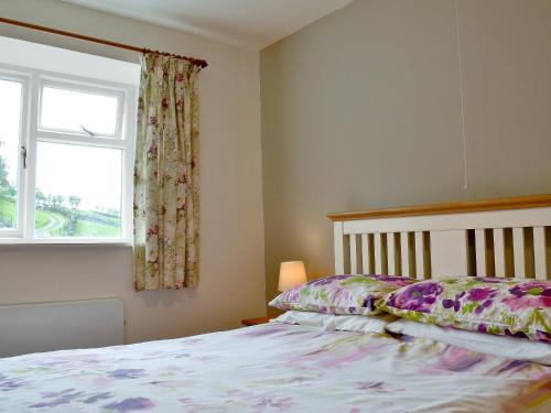 Schlafzimmer mit einem Bett und einem Fenster in der Unterkunft Fell View in Kentmere