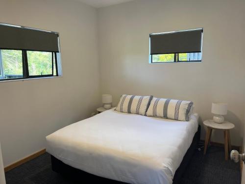 Ein Bett oder Betten in einem Zimmer der Unterkunft Summerspring Beachfront Accommodation