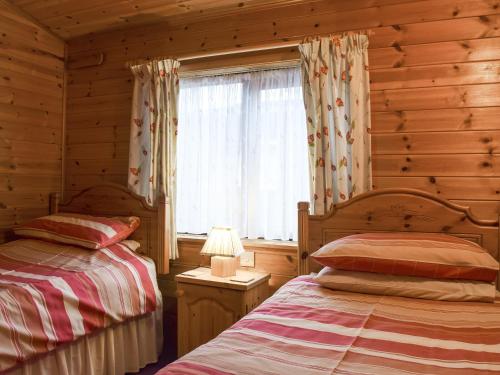 - 2 lits dans une cabine en rondins dotée d'une fenêtre dans l'établissement Whiteside Lodge At Burnside Park, à Keswick