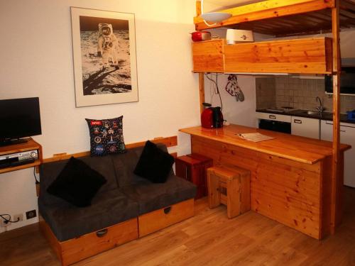 - un salon avec un canapé et une mezzanine dans l'établissement Charmant studio 4 pers au cœur des Orres, balcon sud, proche commerces et pistes - FR-1-322-61, aux Orres