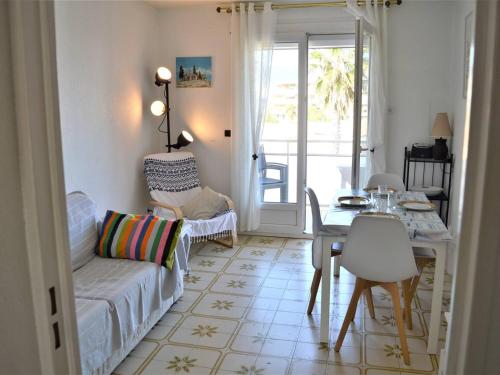 un salon avec un canapé et une table dans l'établissement Appartement PMR 2 pièces, clim, garage, proche plages et commerces - FR-1-226B-36, à Cavalaire-sur-Mer