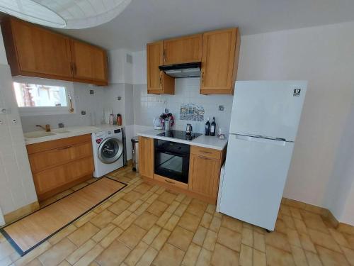 Photo de la galerie de l'établissement Appartement lumineux 2 pièces pour 4 pers, à 80m de la plage avec terrasse et parking privé - FR-1-423-222, au Grau-dʼAgde