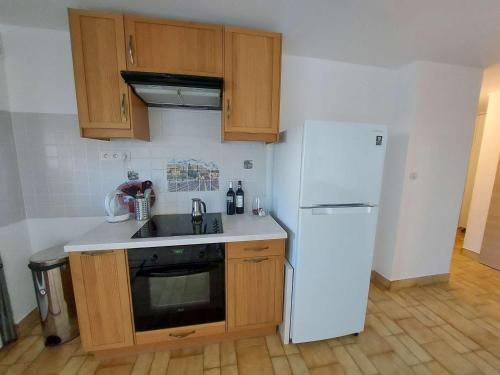 Photo de la galerie de l'établissement Appartement lumineux 2 pièces pour 4 pers, à 80m de la plage avec terrasse et parking privé - FR-1-423-222, au Grau-dʼAgde