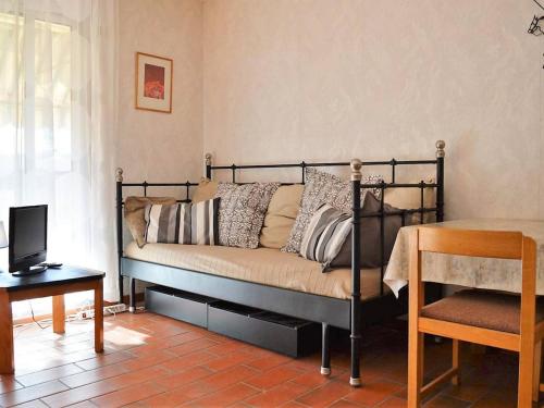 - un canapé dans le salon avec une table dans l'établissement Studio Calme avec Terrasse et Parking au Lavandou - 3 Couchages - FR-1-251-31, au Lavandou