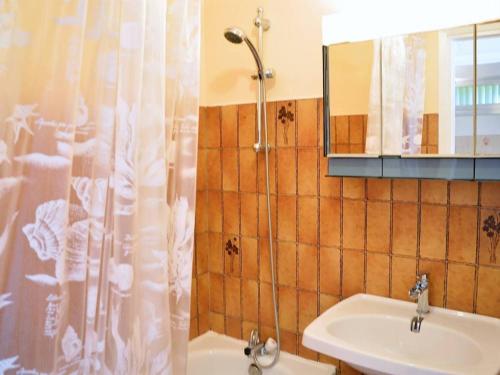 une salle de bain avec un rideau de douche et un lavabo dans l'établissement Studio Calme avec Terrasse et Parking au Lavandou - 3 Couchages - FR-1-251-31, au Lavandou