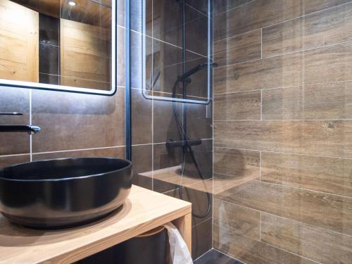 ein Bad mit einer Dusche und einem schwarzen Waschbecken in der Unterkunft Appartement rénové duplex - Val Thorens, 6 pers - proche pistes - FR-1-637-58 in Val Thorens