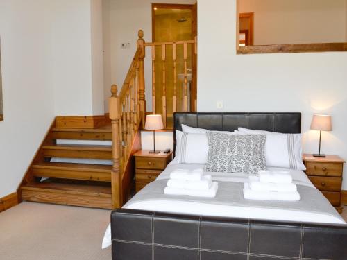 クーム・マーティンにあるSilver Cottageのベッドルーム1室(ベッド1台付)、階段
