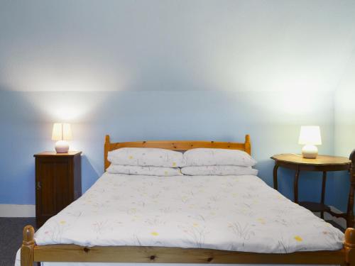 1 dormitorio con 1 cama con 2 lámparas en 2 mesas en Tigh-an-achaidh en Inverinate