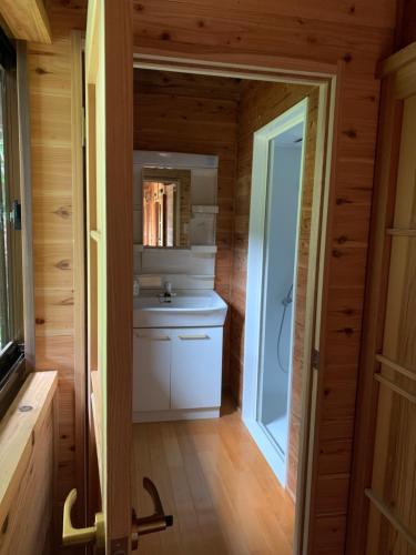 屋久島的住宿－一棟貸　屋久の子の家，一个小房子里的浴室,配有水槽