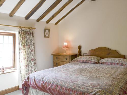 1 dormitorio con cama y ventana en Townfield Farm, en Chinley