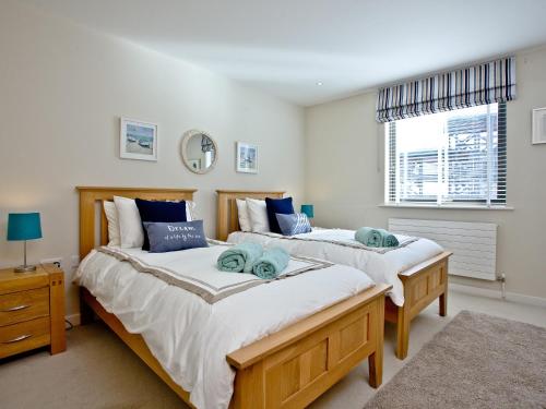 2 camas individuales en un dormitorio con ventana en Bliss - Horizon View, en Westward Ho