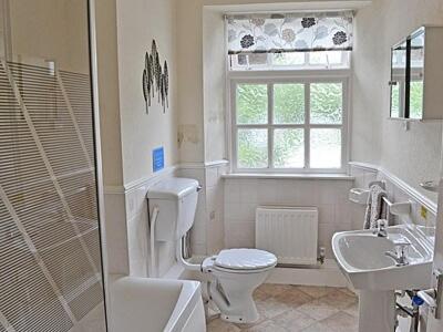 Baño blanco con aseo y lavamanos en Kent View Apartment, en Lindale
