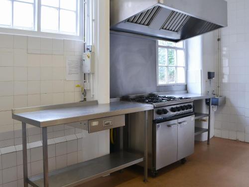 cocina con fogones y encimera en Blaithwaite House en Blencogo