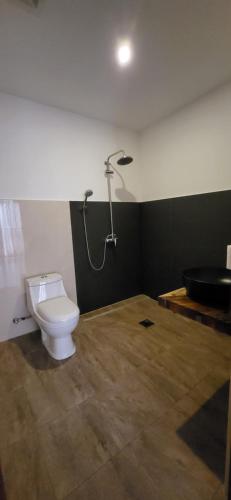 uma casa de banho com um WC e um chuveiro em Seaview Mansion Dalaguete Deluxe Apartment 10 em Dalaguete