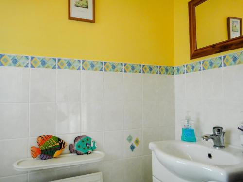uma casa de banho com um lavatório, um WC e um espelho. em 24 Steed Close em Goodrington