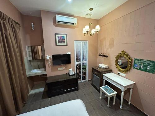 a bathroom with a sink and a mirror at Shamrock Guest House II in Ipoh
