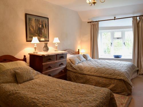 um quarto com 2 camas e uma janela em North Huckham em Exton