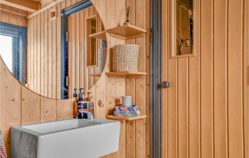 een badkamer met een wastafel en een spiegel bij Nice Home In Reinli With Kitchen in Reinli