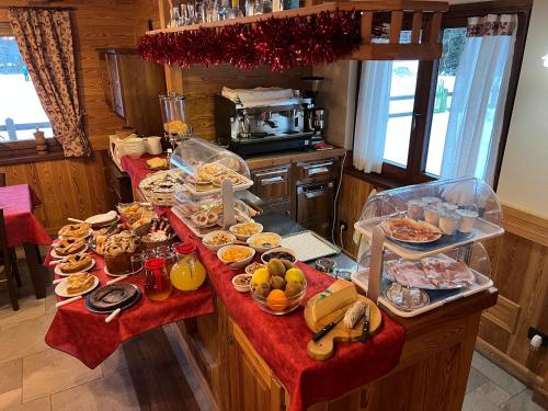 una mesa con comida en la cocina en Villa Americana Chambres d'Hotes, en Champoluc