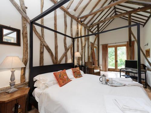 Кровать или кровати в номере Thatched Cottage