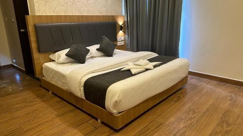 een slaapkamer met een groot bed met een boog erop bij KVP GOLDEN INN in Tirupati