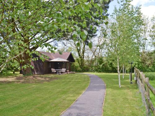 un camino que conduce a una cabaña en un parque en Strawberry Lodge, en Cheddar