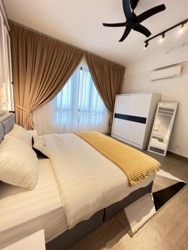 1 dormitorio con 1 cama grande y ventilador de techo en Rizz Residence Troika KB, en Kota Bharu