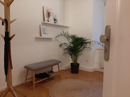 a room with a bench and a potted plant at Zentrale Lage I historisch I Parkplatz I Fahrradkeller in Straubing