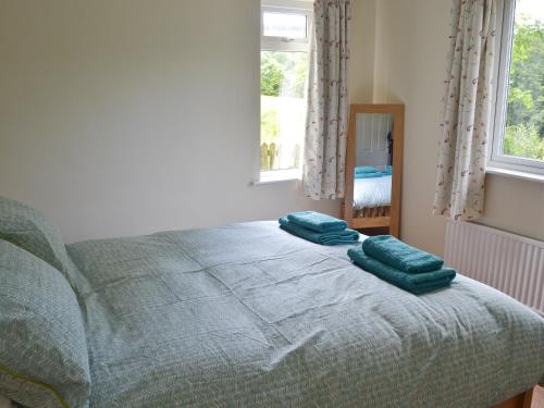 ein Schlafzimmer mit einem Bett mit zwei Kissen darauf in der Unterkunft Fairfield in Barrowford