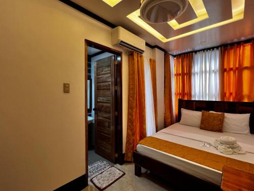 科隆的住宿－愛魁拉酒店，一间卧室配有一张带开放式门的床
