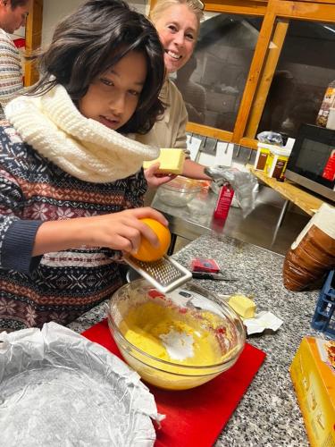 two women standing in a kitchen preparing food at La Chanterelle - Mountain Lodge in La Côte dʼArbroz