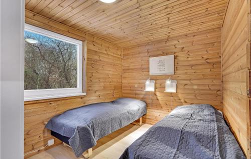 HemmetにあるStunning Home In Hemmet With 4 Bedrooms, Sauna And Wifiのウッドルーム ベッド2台 窓付