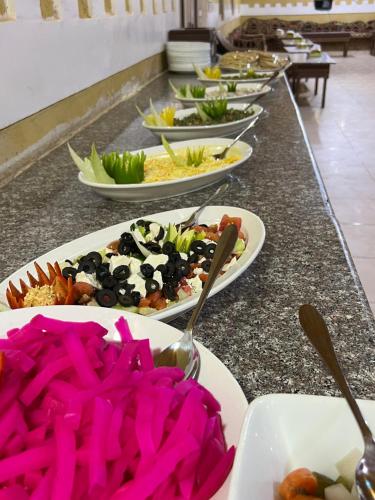 una linea a buffet di piatti da mangiare su un bancone di Princess luxury camp a Wadi Rum