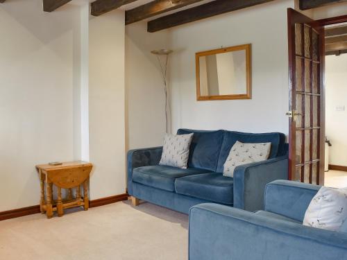 UgthorpeにあるBlack Bull Cottageのリビングルーム(青いソファ、鏡付)