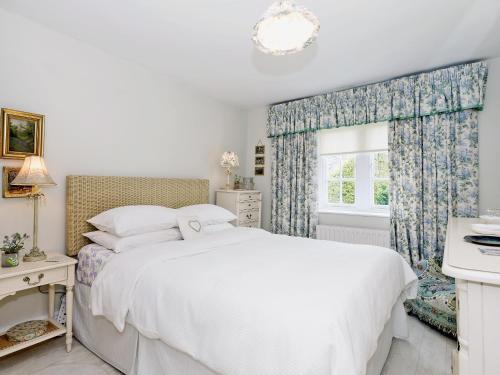 KeldheadにあるThe Mainsの白いベッドルーム(ベッド1台、窓付)