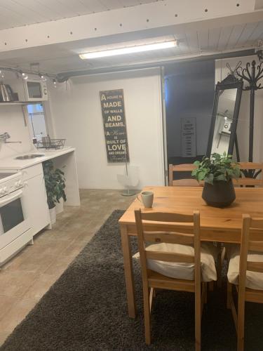 哥特堡的住宿－Örgryte centralt，一间带桌子的用餐室和一间厨房