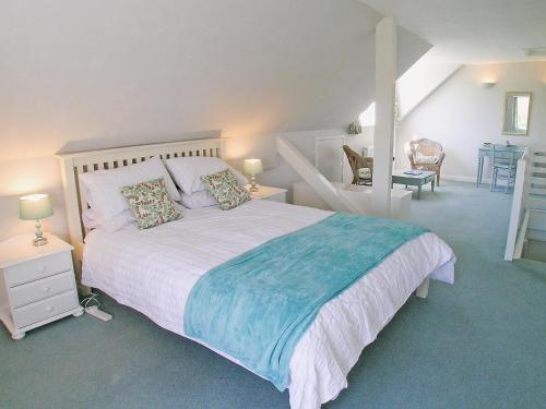 een slaapkamer met een groot bed en een tafel bij Purcombe Farmhouse - 28458 in Whitchurch Canonicorum