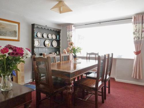 - une salle à manger avec une table et des chaises en bois dans l'établissement The White House, à Pitlochry