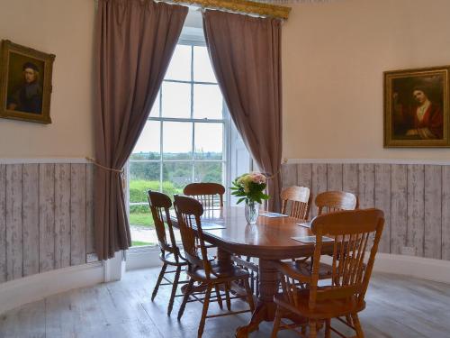 een eetkamer met een tafel en stoelen en een raam bij Foulston Apt- Cv12 in Saint Cleer