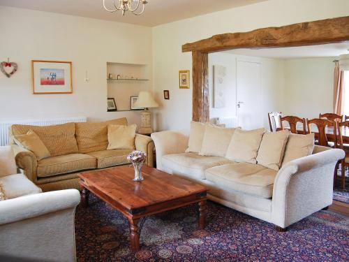 een woonkamer met 2 banken en een salontafel bij Park House in Harlaxton