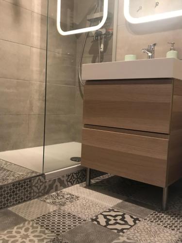 a bathroom with a sink and a shower at MySchluchseehome Gemütliche Ferienwohnung mit Südbalkon und Pool im Haus in Schluchsee