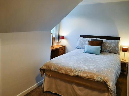 シャルドンにあるForge Cottage - 28221のベッドルーム1室(青い枕付きのベッド1台付)