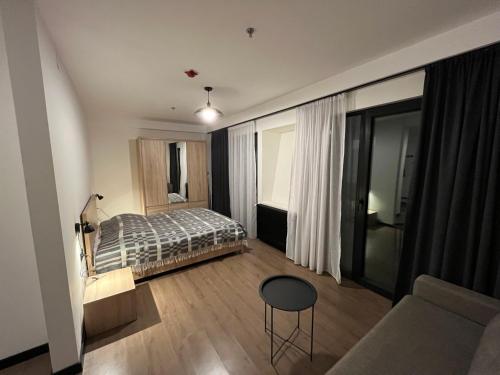 En eller flere senge i et værelse på ski retreat apt. with balcony
