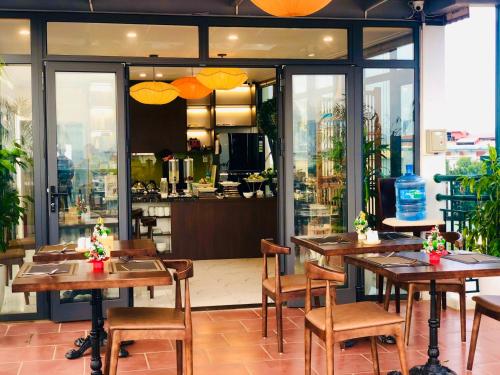 En restaurant eller et andet spisested på Singita Classy - A Cozy Rustic Hideaway in Hanoi Old Quarter