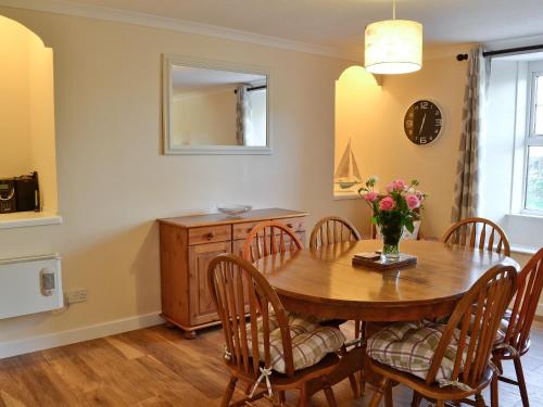 Saint IsseyにあるCherry Cottage - 26913のダイニングルーム(木製テーブル、椅子付)