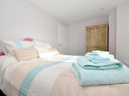 een slaapkamer met een bed met handdoeken erop bij Platform One in Paignton