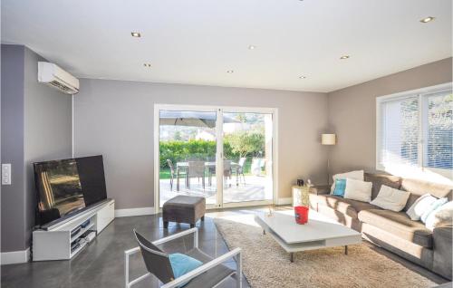 un salon avec un canapé et une télévision dans l'établissement 3 Bedroom Lovely Home In Peymeinade, à Peymeinade