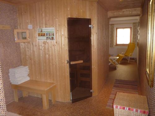 Zimmer mit einer Tür, einem Tisch und einem Stuhl in der Unterkunft Brunnenhof Apartments in Pettneu am Arlberg