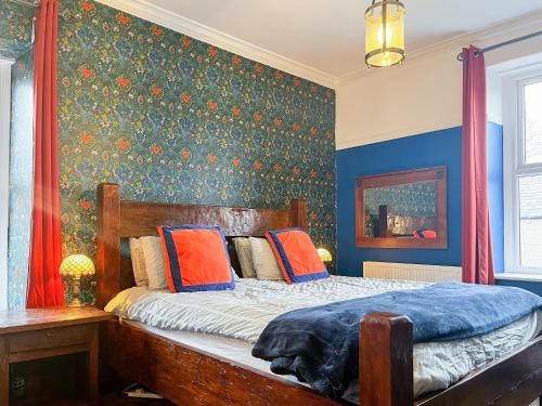 - une chambre avec un lit doté d'oreillers bleus et oranges dans l'établissement The Old Greengrocers, à Chapel-en-le-Frith