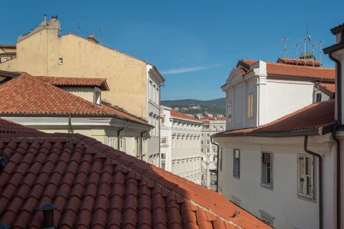 einen Blick auf die Dächer von Gebäuden in einer Stadt in der Unterkunft Torretta10 - Studio Apartment in Triest